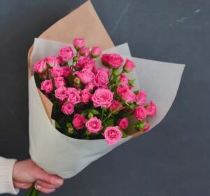 7 розовых кустовых роз в стильной упаковке Доставка цветов в Новосибирске