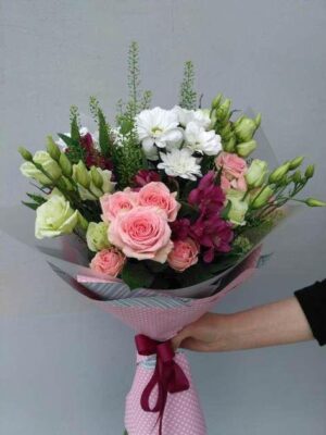 Нежный сборный букет их эустом , роз, хризантем Доставка цветов в Новосибирске