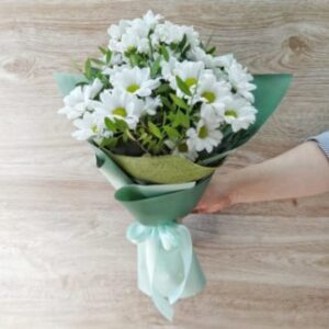3 хризантемы с зеленью в упаковке Доставка цветов в Новосибирске