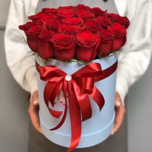 25 красных роз в шляпной коробке Доставка цветов в Новосибирске