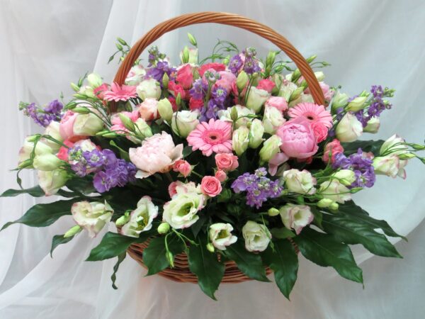 Шикарная корзина из весенних сборных цветов Доставка цветов в Новосибирске 3