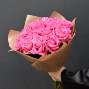 15 розовых роз в упаковке крафт+ БЕСПЛАТНАЯ ДОСТАВКА Доставка цветов в Новосибирске