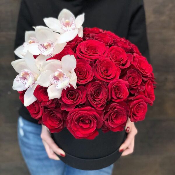 25 красных роз и 5 орхидей в коробке Доставка цветов в Новосибирске 5