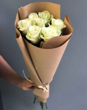 7 белых роз в упаковке крафт+Бесплатная доставка Доставка цветов в Новосибирске