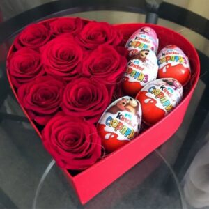 Розы и Kinder сюрпризы в одном наборе Доставка цветов в Новосибирске