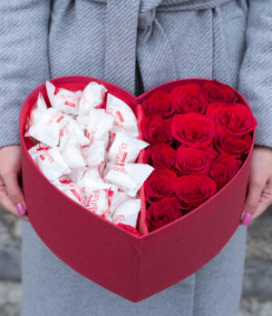 13 роз красных и конфеты raffaello В коробке сердце Доставка цветов в Новосибирске
