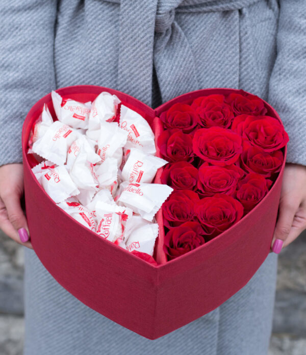 13 роз красных и конфеты raffaello В коробке сердце Доставка цветов в Новосибирске 6