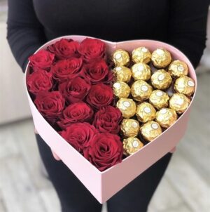 13 роз и Ferrero Rocher в коробке сердце Доставка цветов в Новосибирске