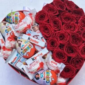 Сердце из роз и продукции KINDER Доставка цветов в Новосибирске