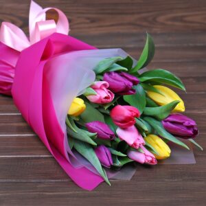 11 тюльпанов в цветной упаковке Доставка цветов в Новосибирске