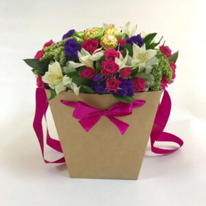 Яркая коробка из кустовых роз и конфет Доставка цветов в Новосибирске