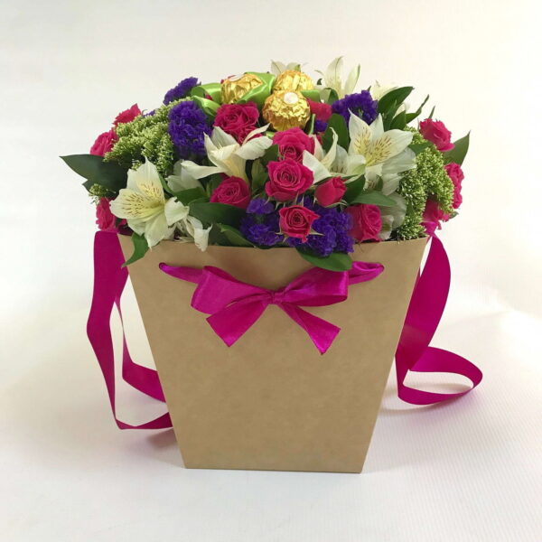 Яркая коробка из кустовых роз и конфет Доставка цветов в Новосибирске 3