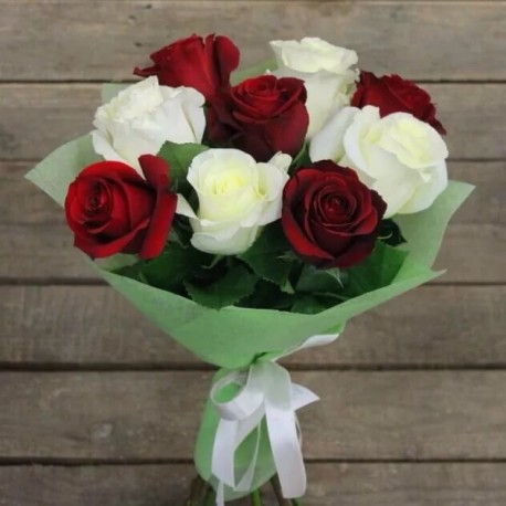 9 роз в цветной упаковке Доставка цветов в Новосибирске 6