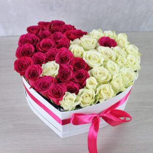 Инь-Янь из 51 розы в коробке в виде сердца Доставка цветов в Новосибирске