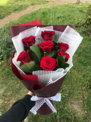 7 роз с зеленью в корейской пленке Доставка цветов в Новосибирске