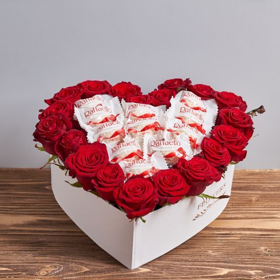19 роз в коробке сердце + конфеты Доставка цветов в Новосибирске 2