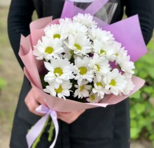 3 ветки хризантемы в оформлении Доставка цветов в Новосибирске