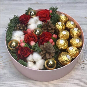 Новогодняя композиция с конфетами Доставка цветов в Новосибирске