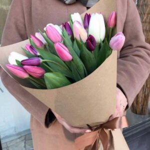 17 разноцветных тюльпанов в упаковке крафт Доставка цветов в Новосибирске