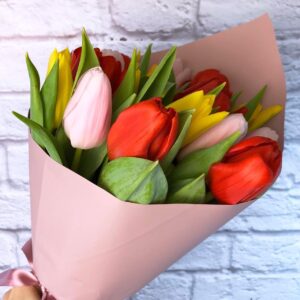 9 крупных тюльпанов в упаковке крафт Доставка цветов в Новосибирске